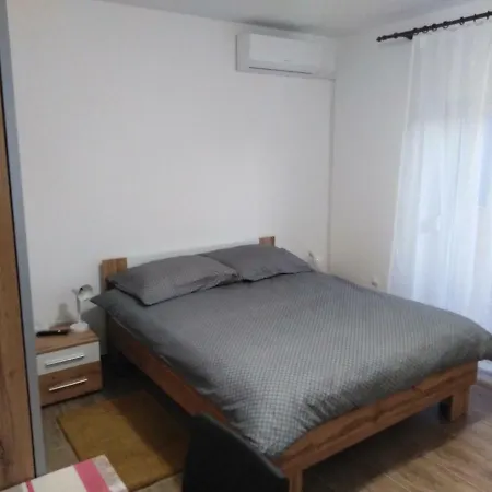 公寓 Nediljko & Mila 扎达尔